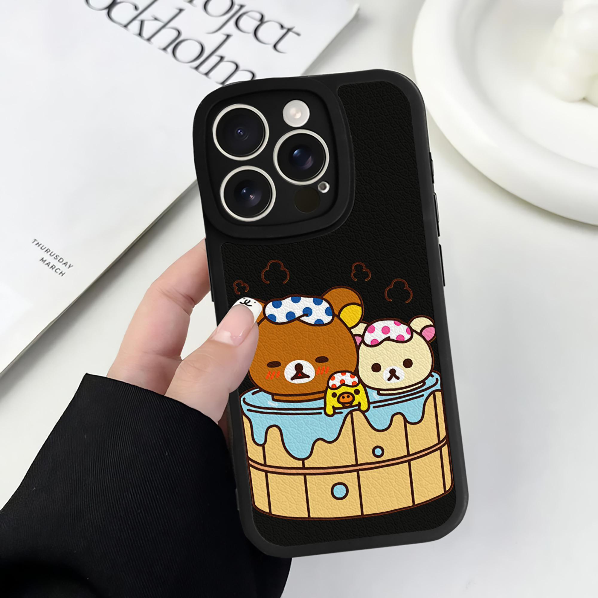 （画像用） リラックマ リラックマ キイロイトリ Rilakkuma Korilakkuma Kiiroitori 【iPhone 16シリーズ対応】シリコンスマホケース（レザー調） 材質：シリコン